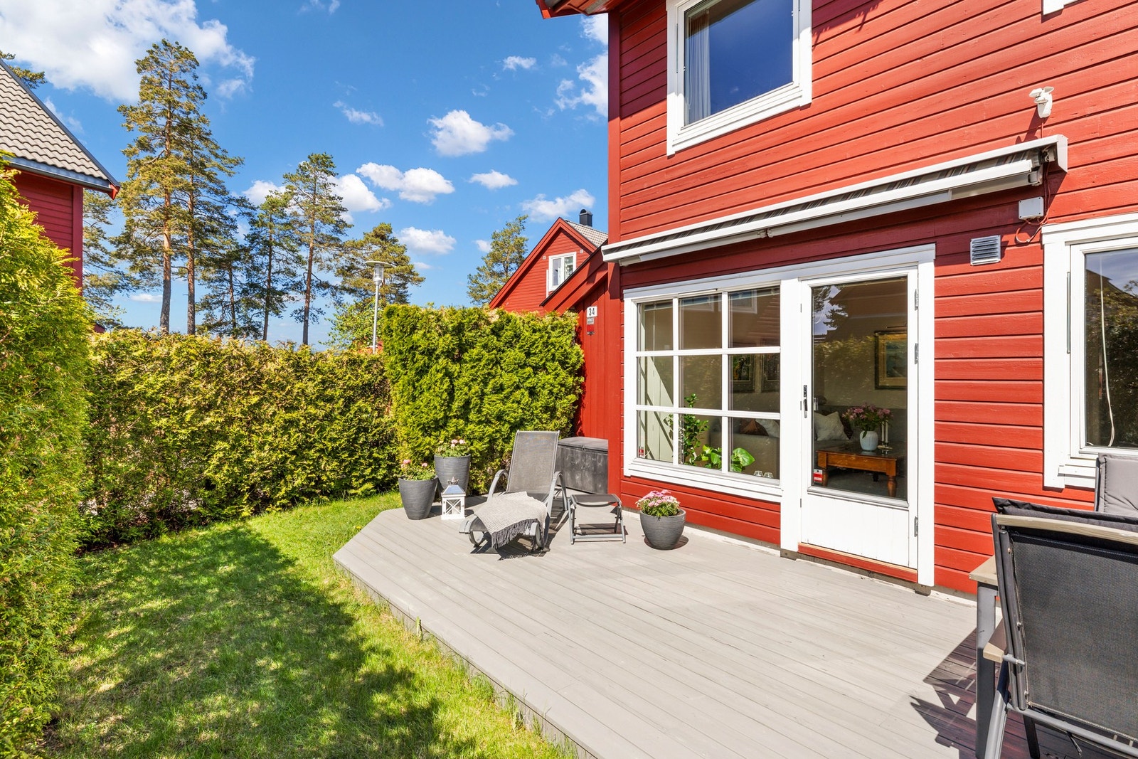 Fra terrassen er det adkomst til stue i 1. etasje. Galleribilde