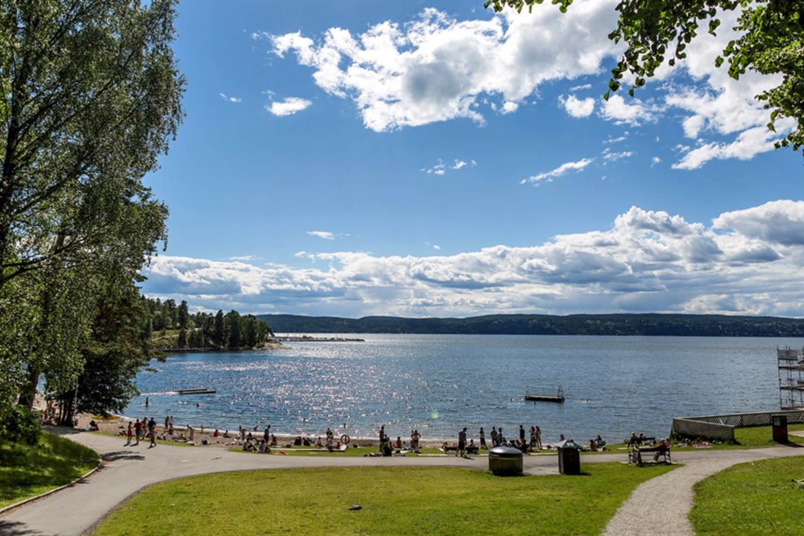 Nærhet til fjorden med populære strender. Her er Hvervenbukta. Galleribilde
