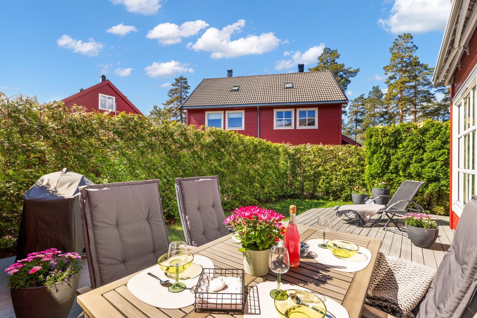 Uteområdet har gode solforhold. Galleribilde