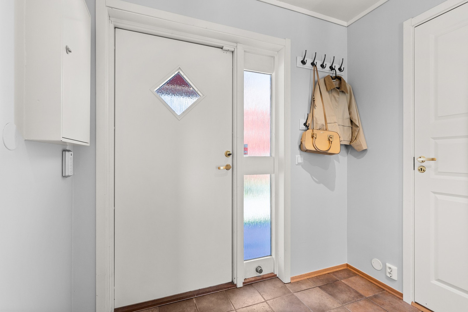Entré. Praktisk utvendig sportsbod på 5 m² ved inngangspartiet. Galleribilde