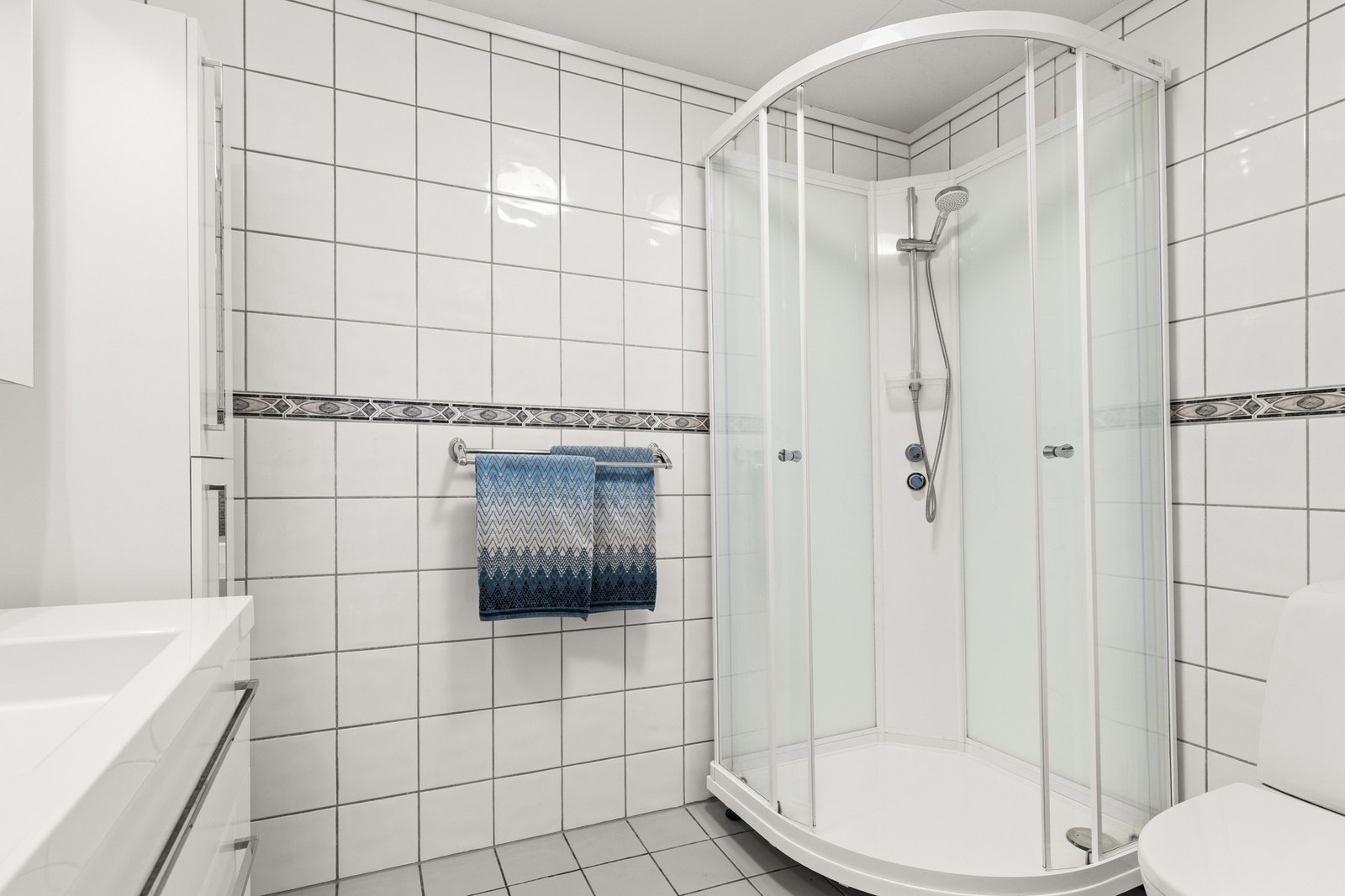 Bad/wc i 2. etasje. Det er flislagte overflater og gulvvarme. Galleribilde
