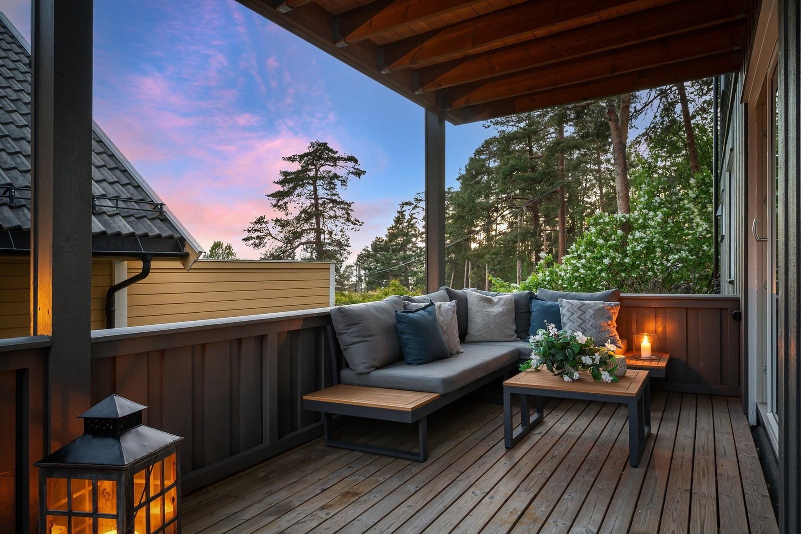 Sydvestvendt terrasse på ca. 28 m² på utsiden av stue i 1. etasje. Galleribilde