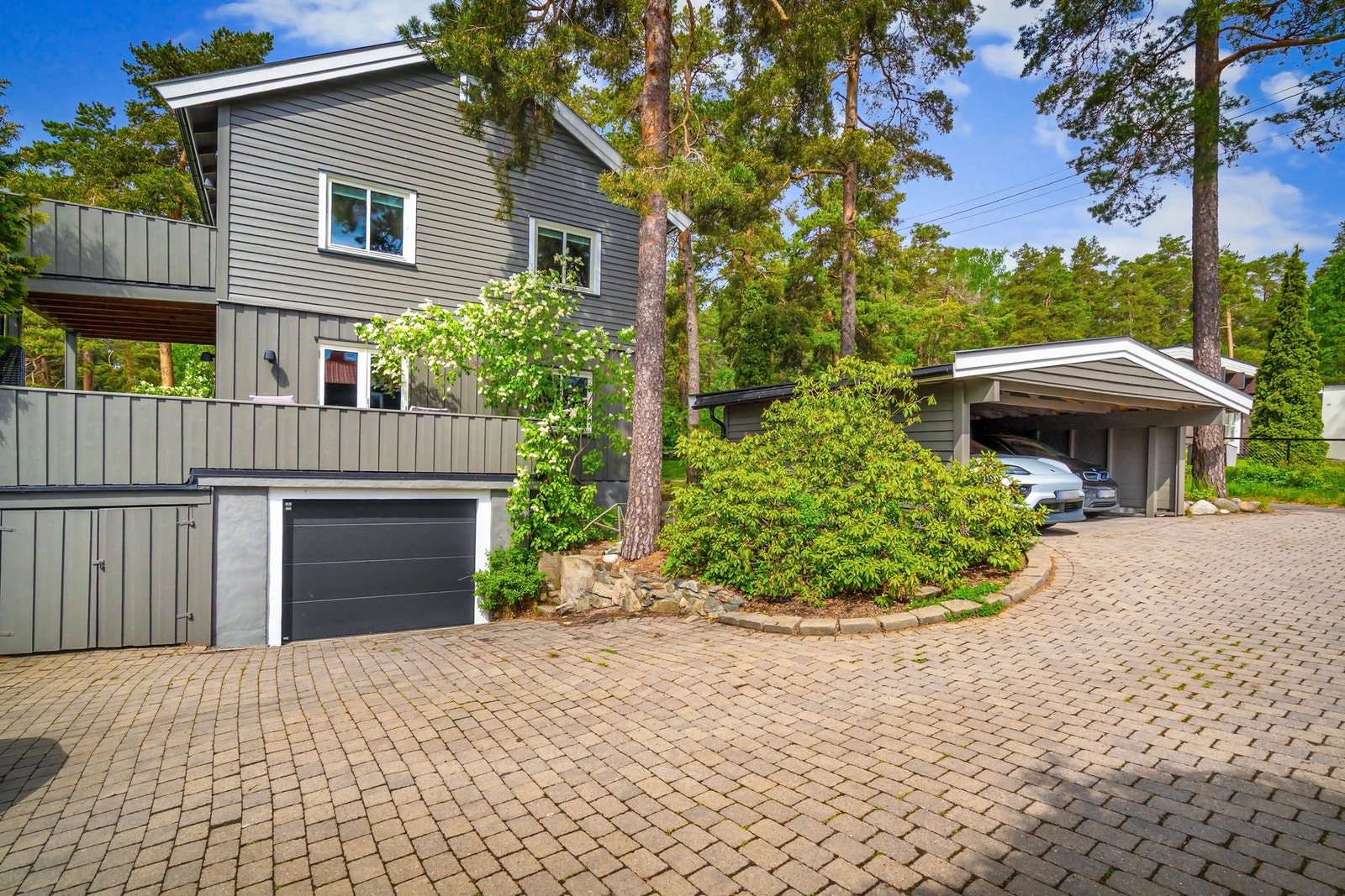 Garasje integrert i boligens kjeller, samt 2 parkeringsplasser i carport. Galleribilde