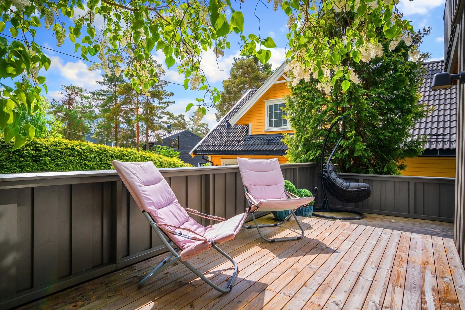 Sydvestvendt terrasse på ca. 28 m² på utsiden av stue i 1. etasje. Galleribilde