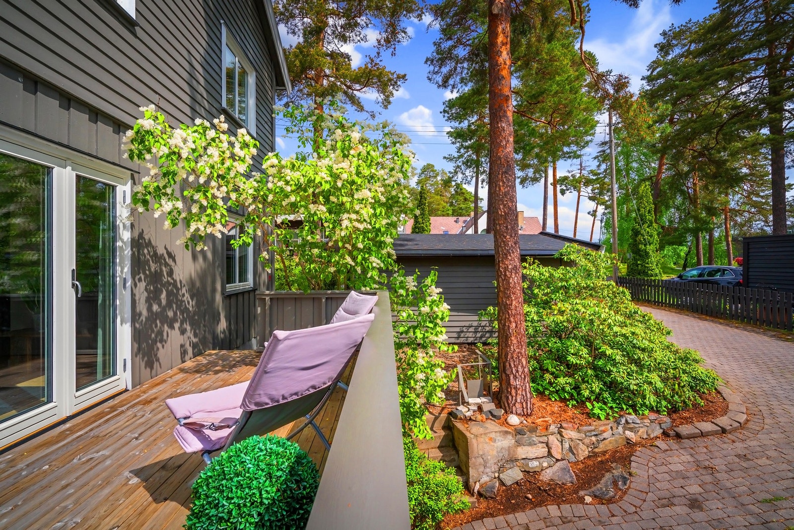Sydvestvendt terrasse på ca. 28 m² på utsiden av stue i 1. etasje. Galleribilde