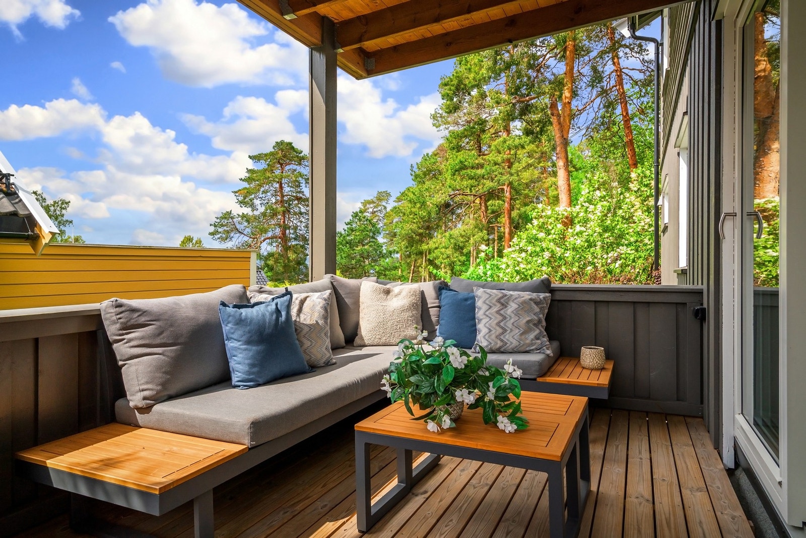 Sydvestvendt terrasse på ca. 28 m² på utsiden av stue i 1. etasje. Galleribilde