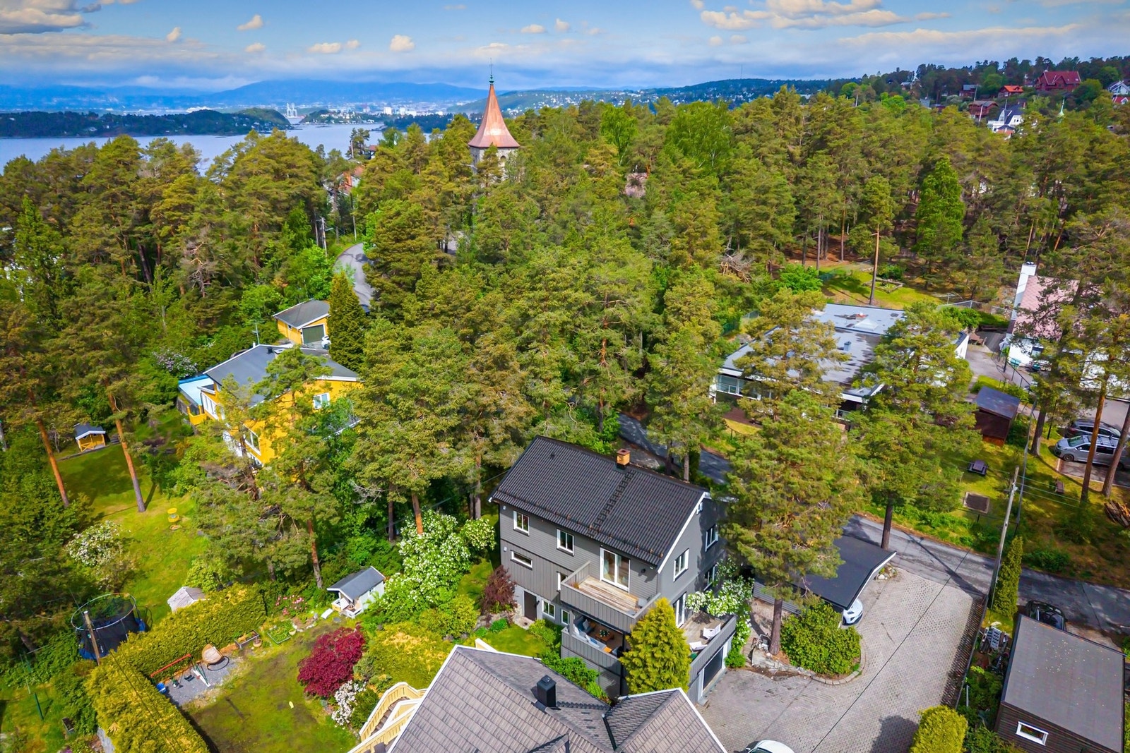 ra boligen er det gangavstand til fredet skogsområde langs Ljanselva og fjorden med populære badestrender. Galleribilde