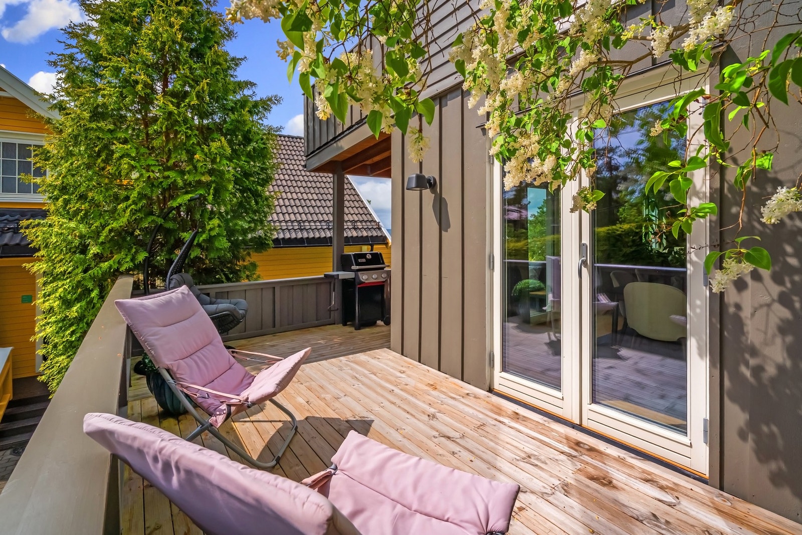 Sydvestvendt terrasse på ca. 28 m² på utsiden av stue i 1. etasje. Galleribilde