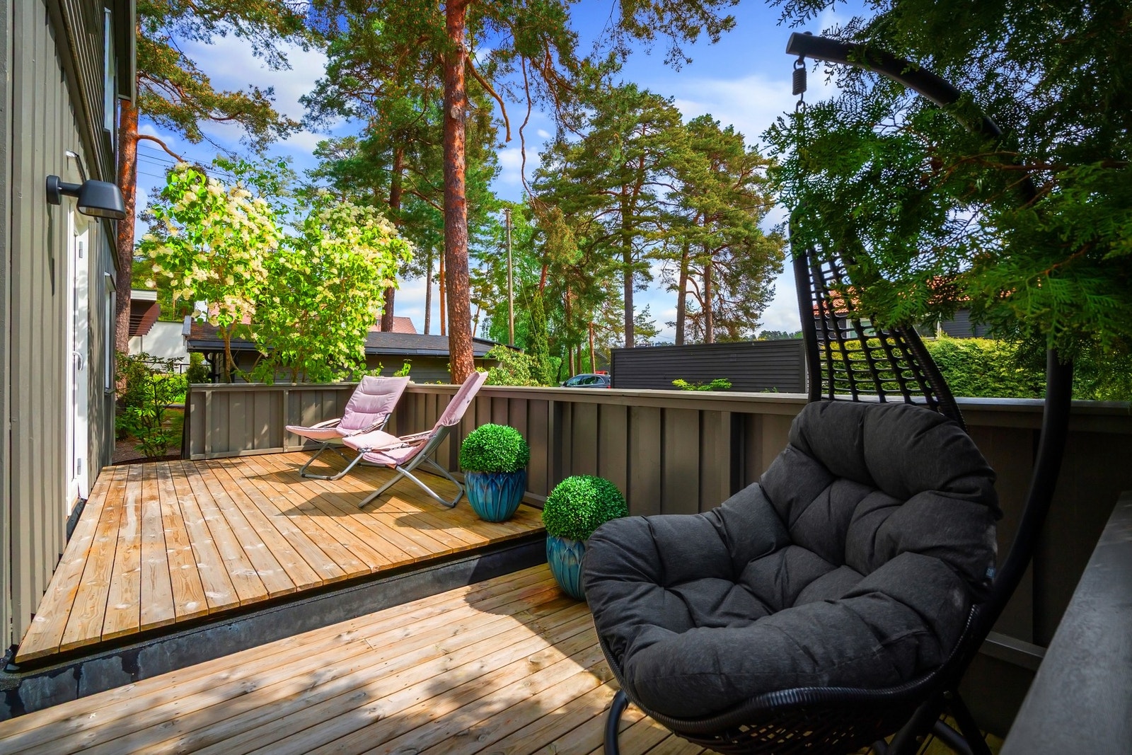 Sydvestvendt terrasse på ca. 28 m² på utsiden av stue i 1. etasje. Galleribilde