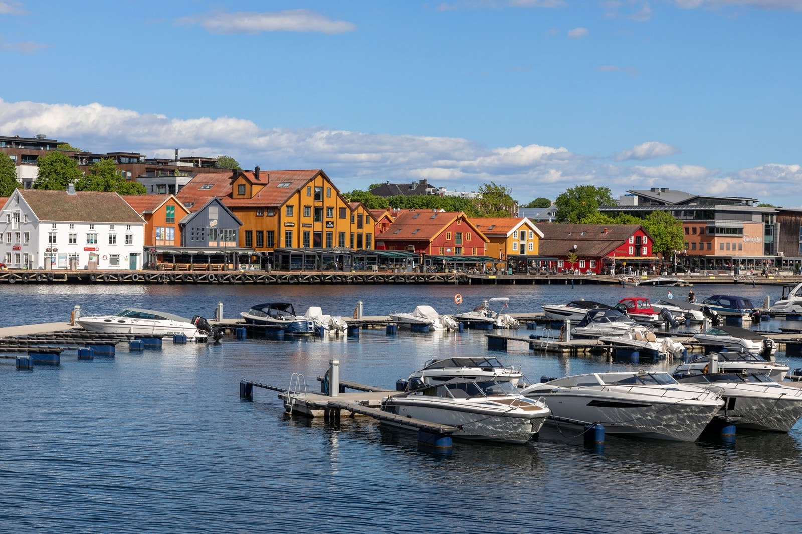 Langs bryggene er det båtliv og et stort utvalg av restauranter, kafeer og barer. Galleribilde