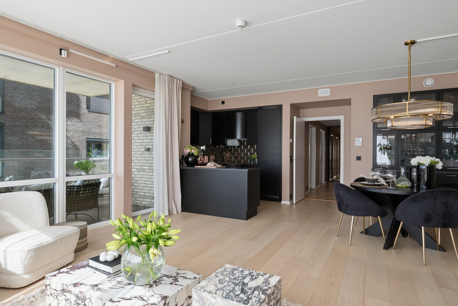 Kjøkkenet har et lekkert og moderne design med gode benkeflater og rikelig med oppbevaringsplass. Galleribilde
