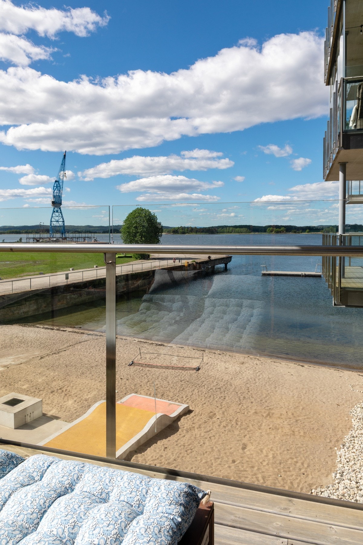 Solrik sandstrand og stor båtbrygge ligger rett utenfor bygningen, og det medfølger selvsagt bruksrett på egen båtplass. Galleribilde