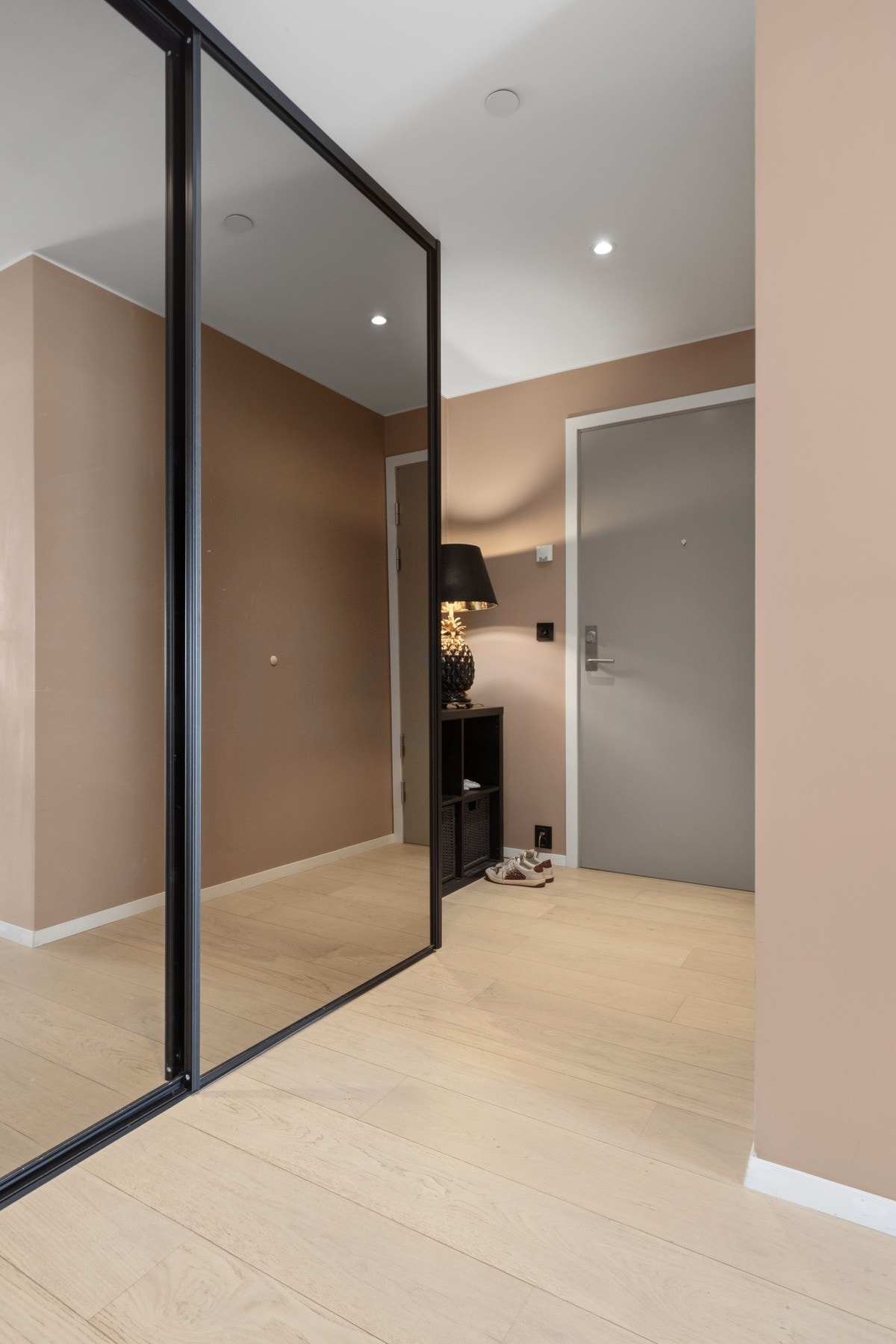 Det er skyvedørsgarderobe med speilfronter i entreen Galleribilde