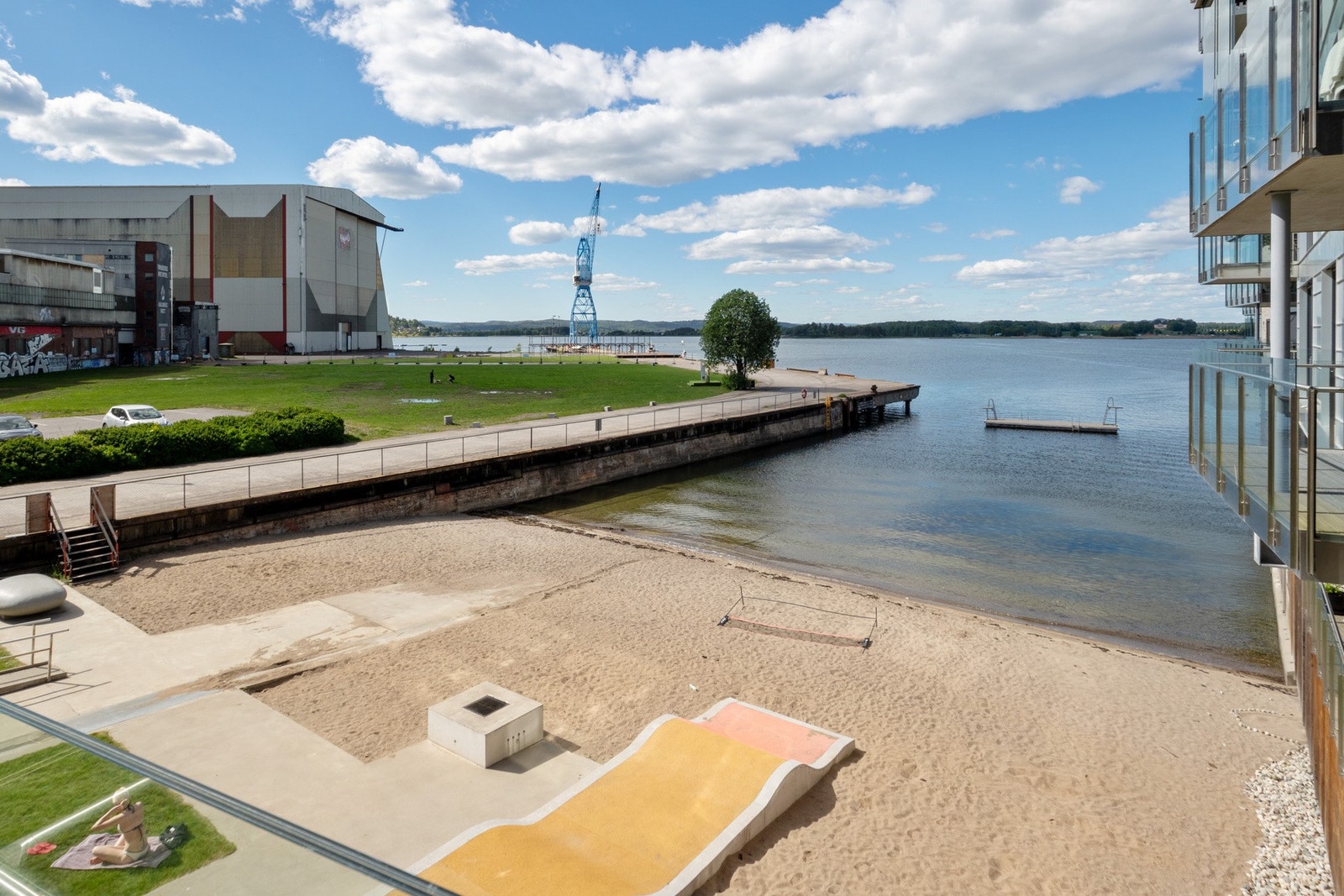 Det er bystrand og badebrygger rett utenfor døra. Galleribilde