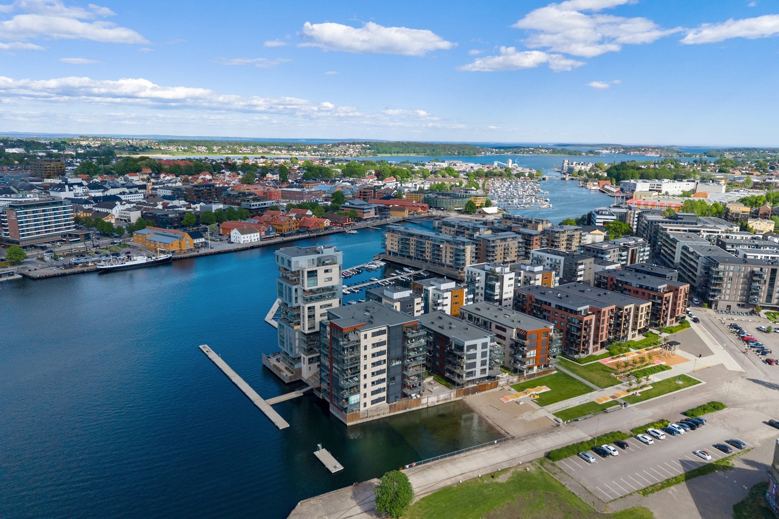 Her kan man rusle bort til Brygga, se på livet og nyte et glass med noe godt i når sola skinner, handle i matbutikken et steinkast unna, eller nyte sløve sommerdager på badestranda rett ved siden av. Galleribilde