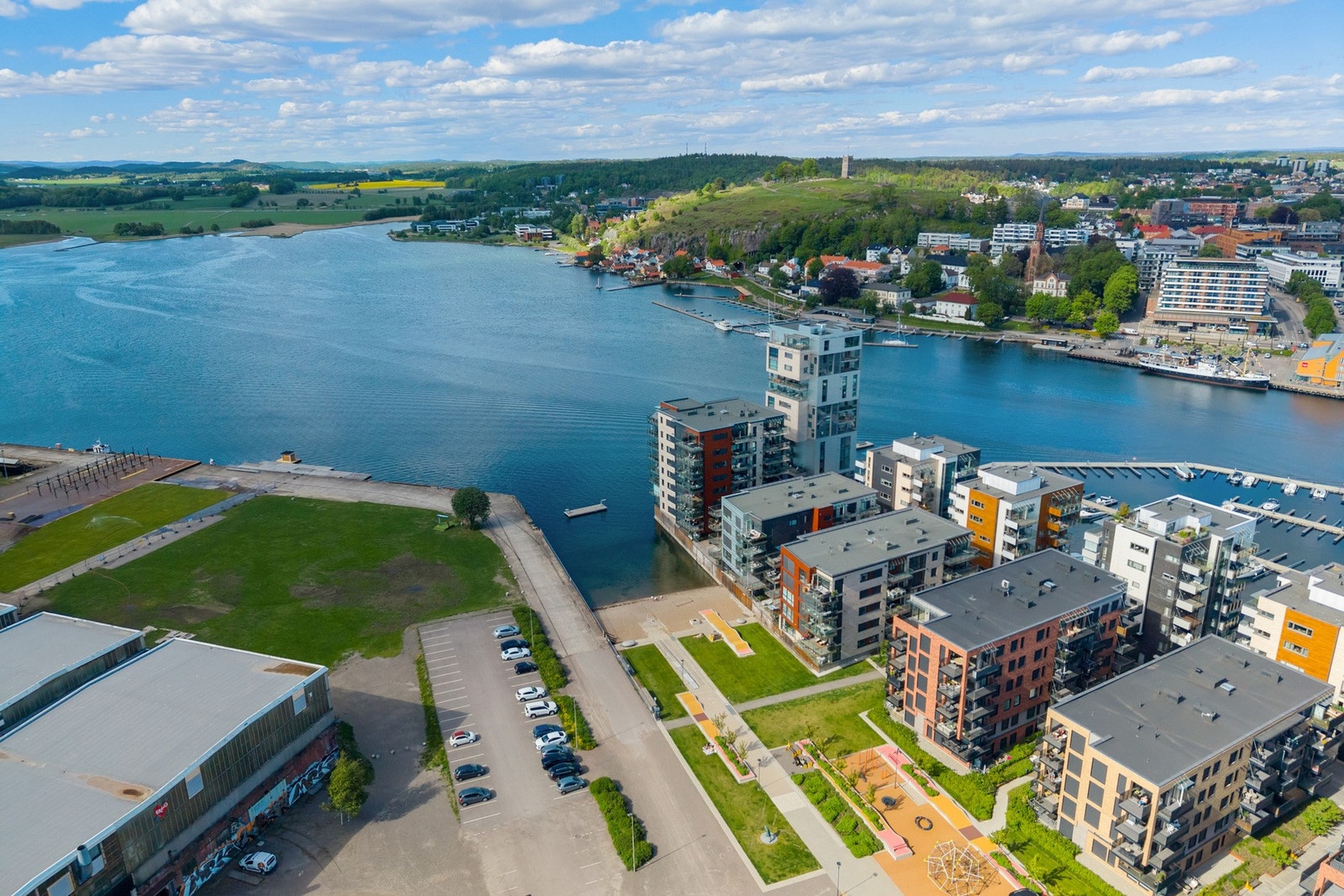 Leiligheten ligger perfekt til på Kaldnes ved sjøen, med kongeplass til Slottsfjellfestivalen på sommeren. Galleribilde