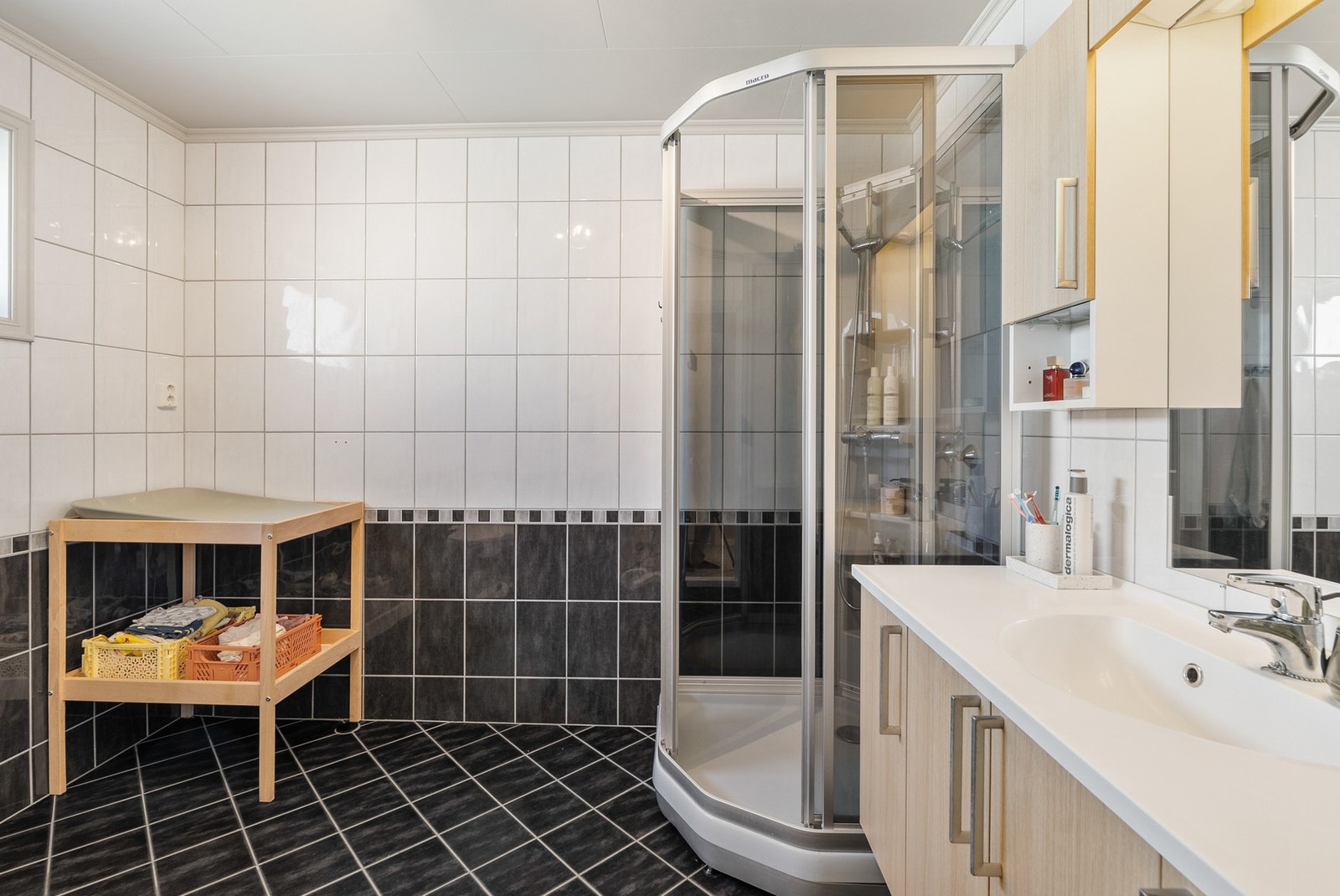 Badet er romslig med plass til for eksempel et stellebord Galleribilde