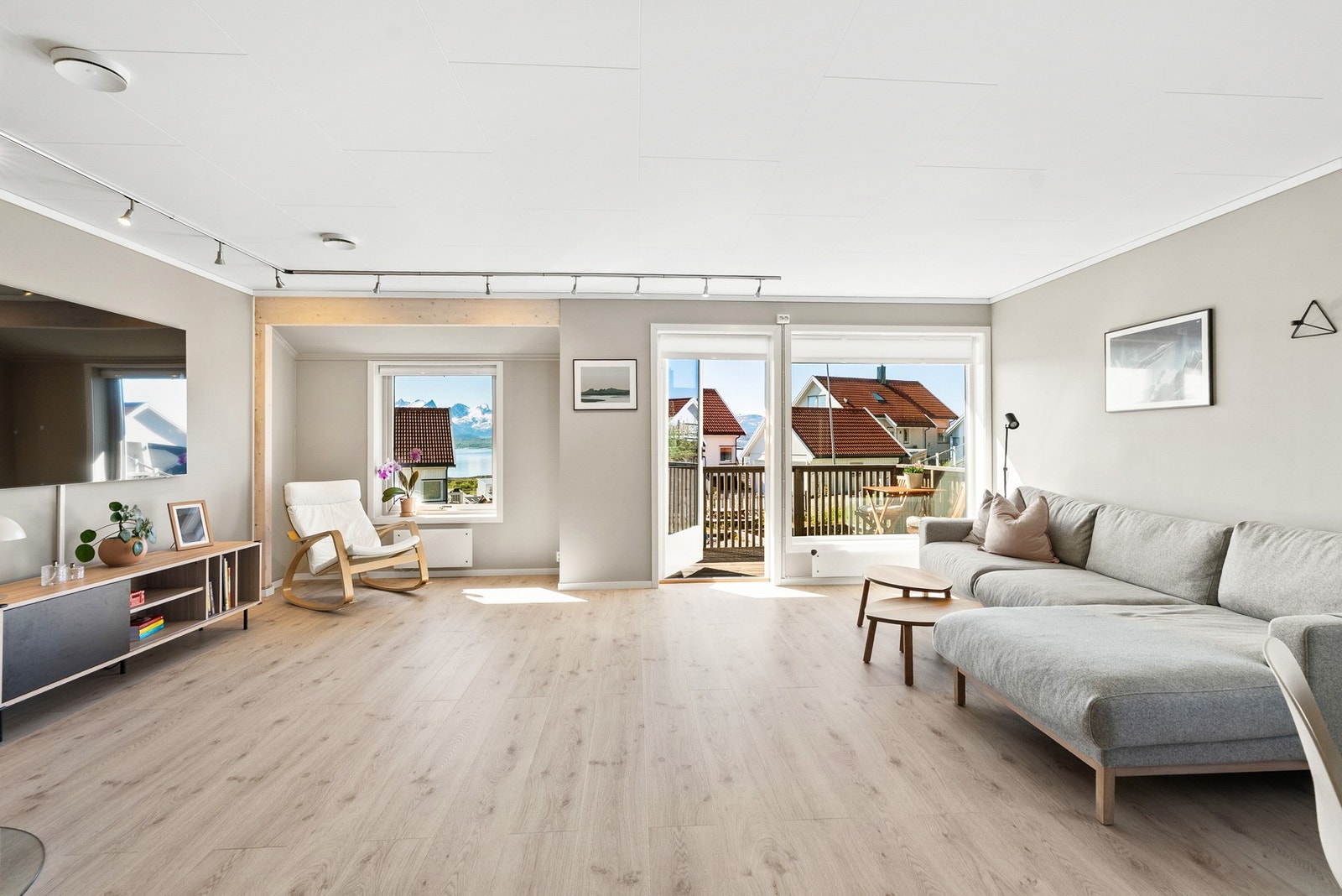 Store vindusflater med 3-lags glass slipper inn rikelig med dagslys. Galleribilde