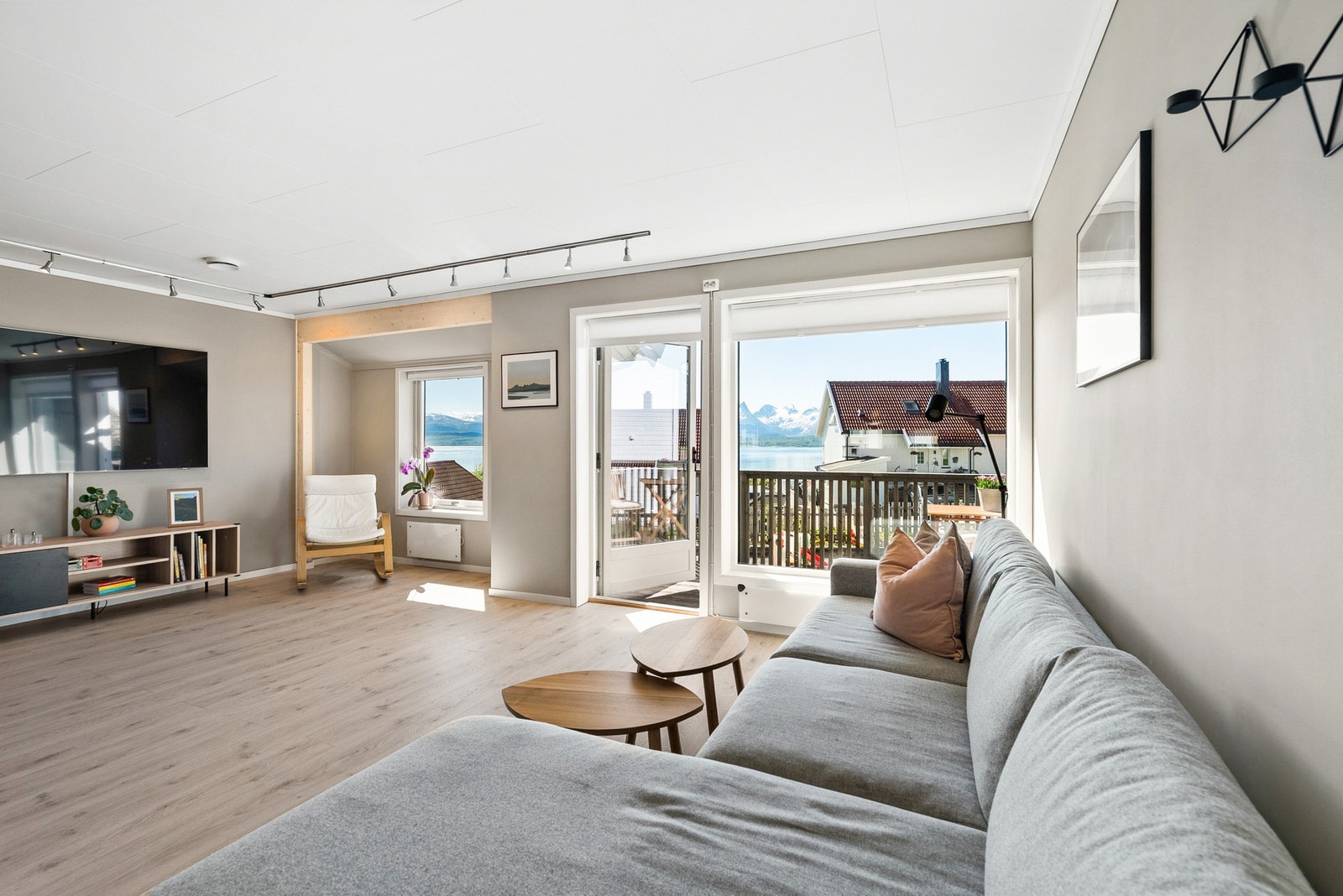 Fra stuen er det direkte utgang til en balkong Galleribilde