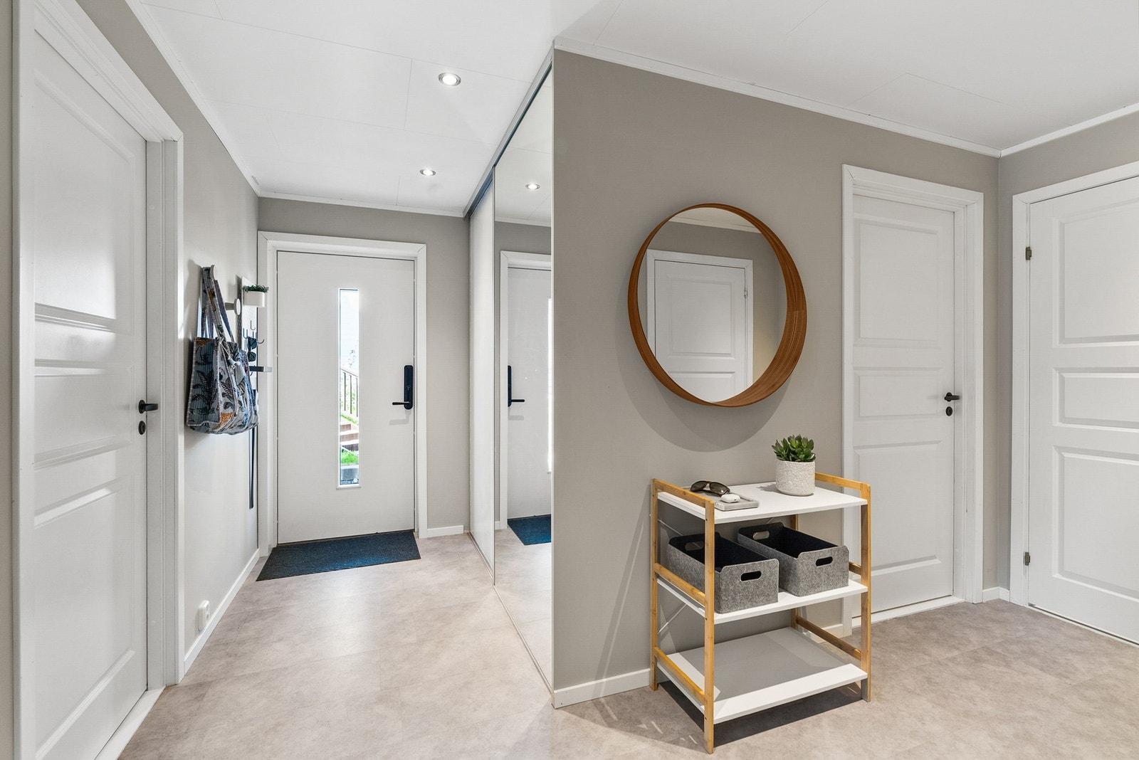 Velkommen inn! - Entré/hall med adkomst til to store soverom, bad, vaskerom/bod og et separat toalettrom. Galleribilde