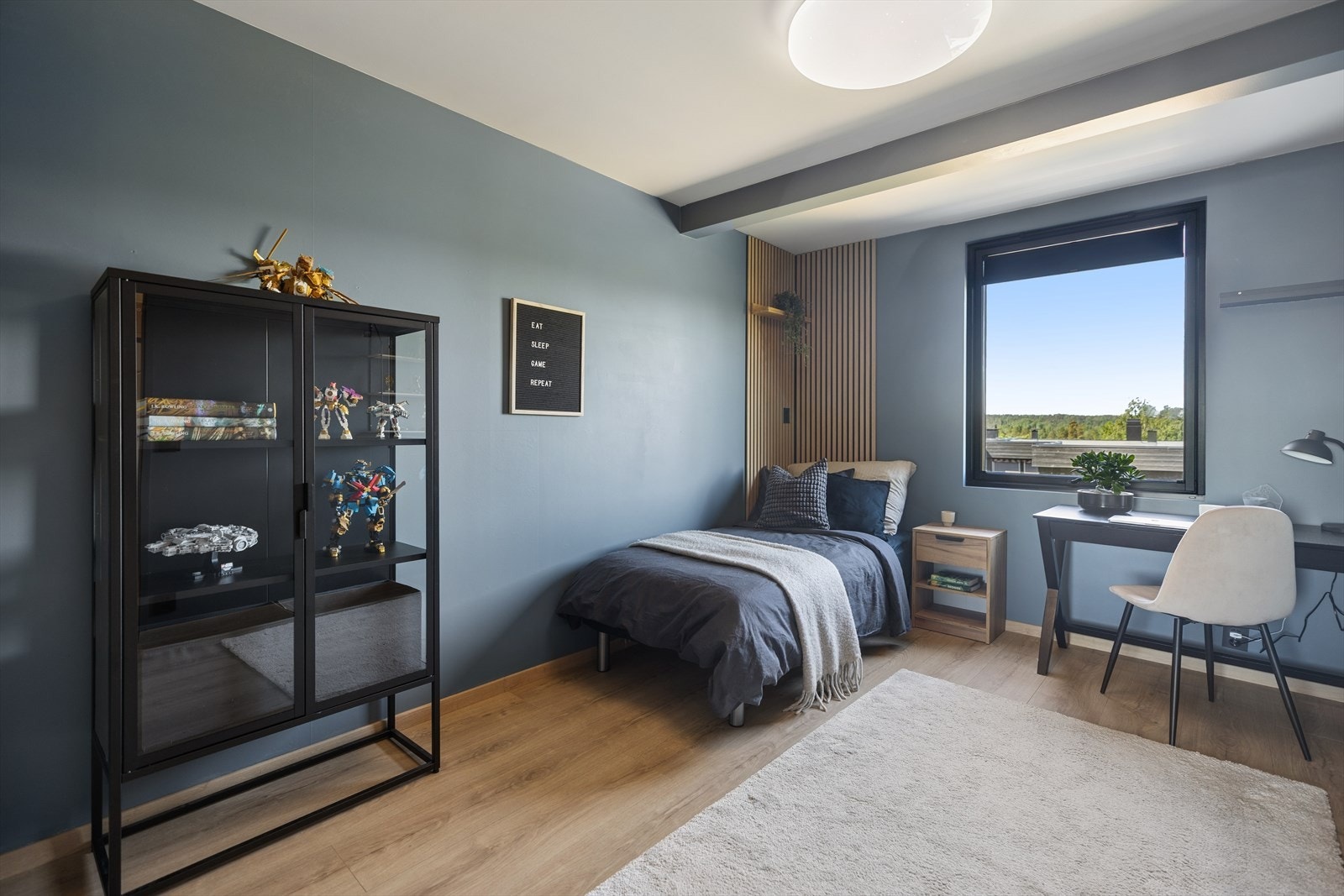 Boligen har totalt tre soverom i første etasje, alle med god plass til seng og garderobe. Perfekt løsning for familien! Galleribilde