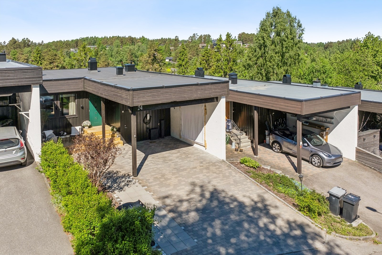 Gårdsplassen er belagt med belegningsstein. Ny isolasjon i hele huset, samt isolert 25cm i taket med ny vindsperre. Lagt ny takpapp, samt beslag. Galleribilde