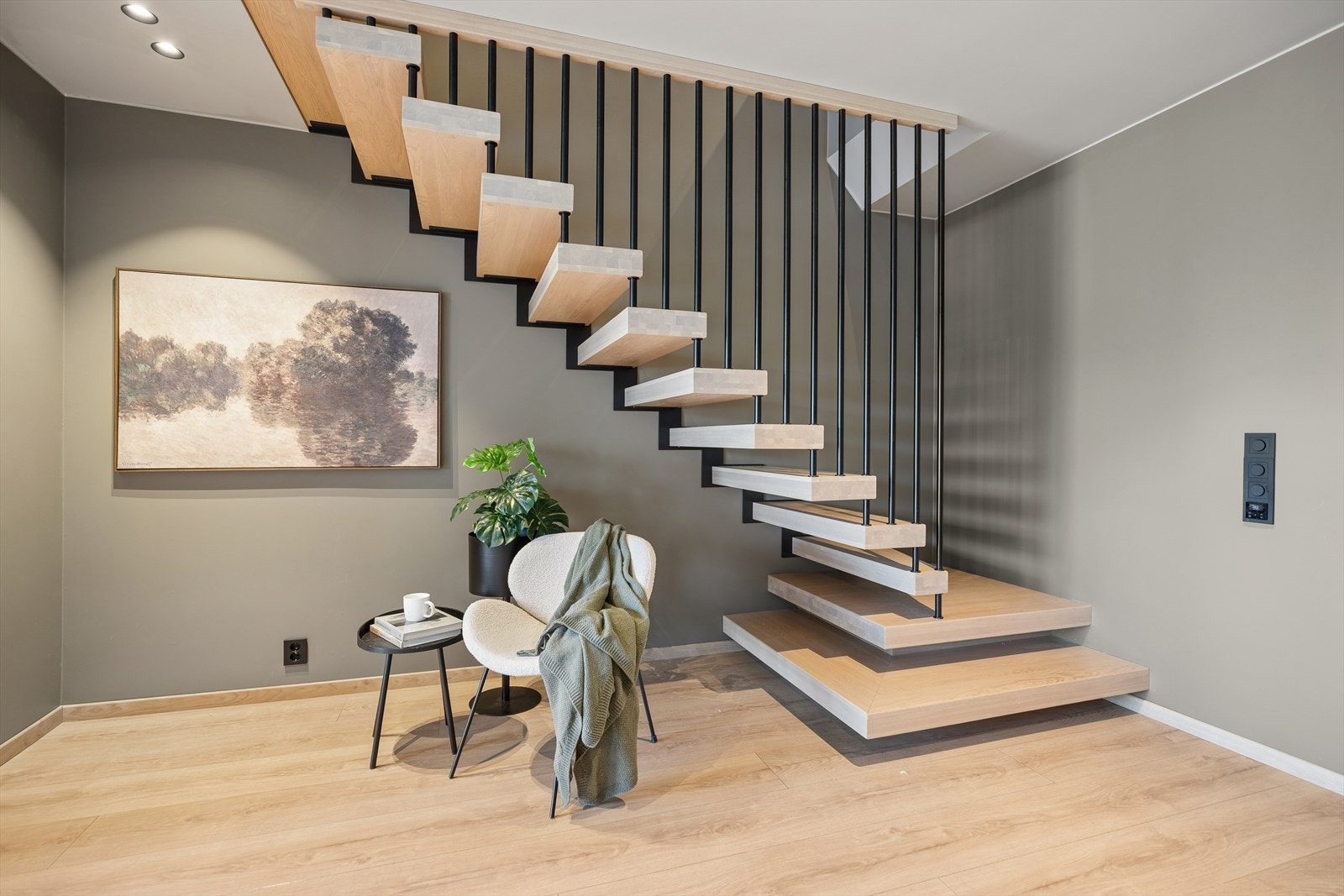 Trappen er et designelement i seg selv og leder ned til stue og kjøkken. Galleribilde