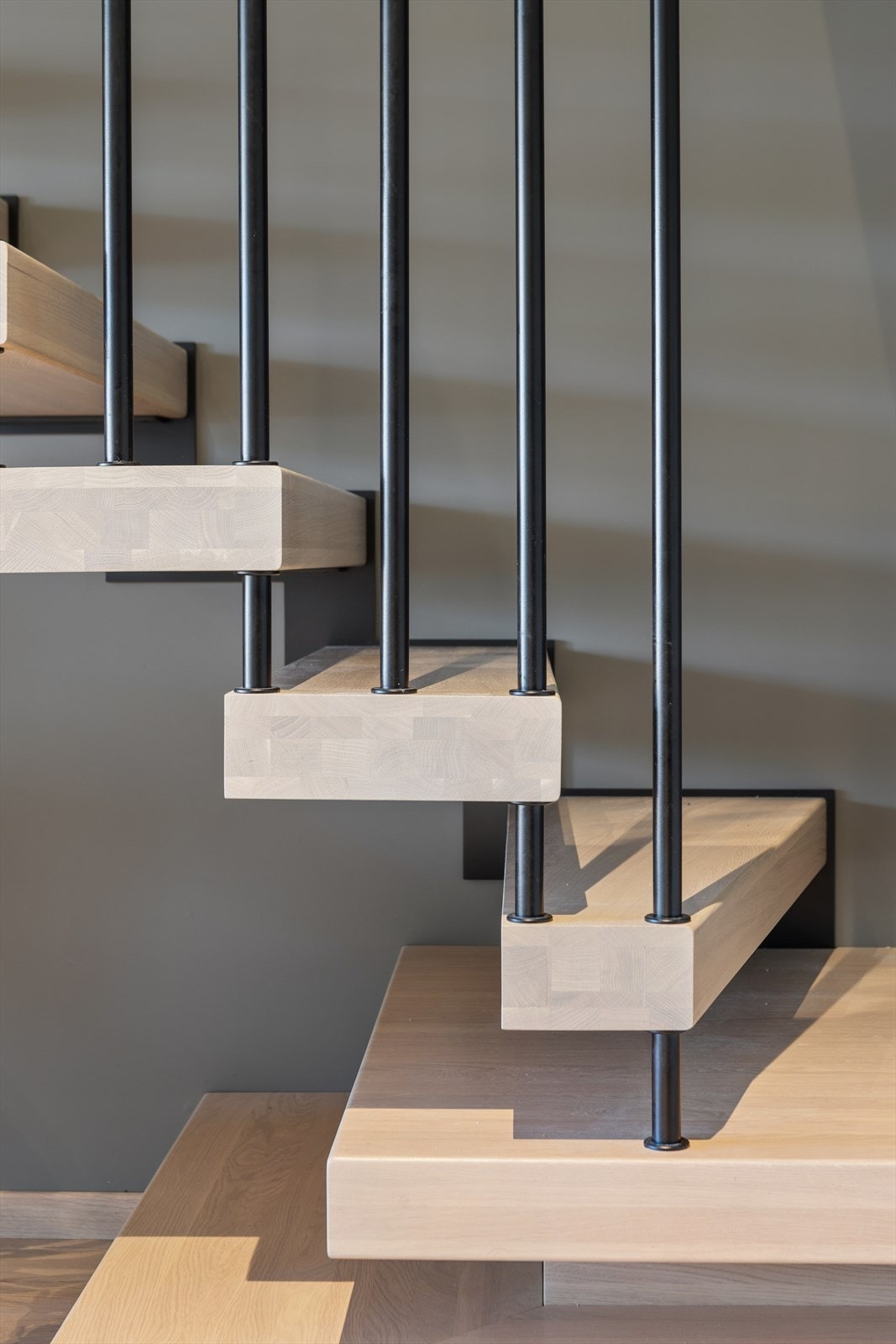 Detaljer fra den åpne tretrappen i 10cm heltre eik. Galleribilde