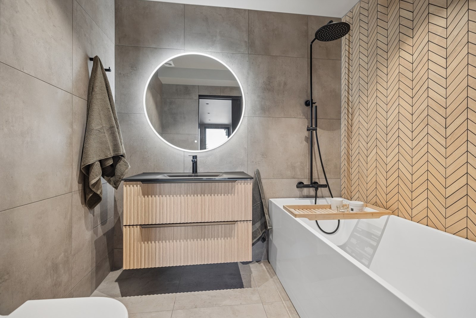 Badet i underetasjen ble også rehabilitert i 2022 og har badekar, varmekabler og elektrisk vifte. Ny membran og støp på alle våtrom. Galleribilde