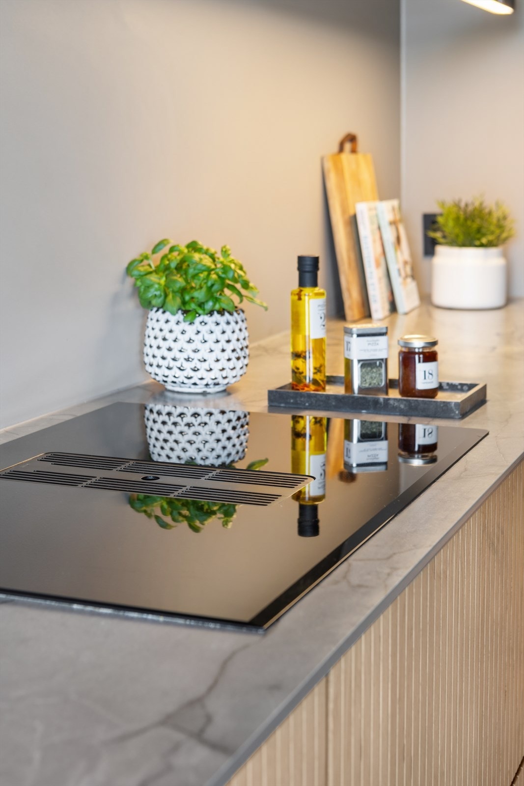 Platetoppen har integrert kullfiltervifte, en moderne og plassbesparende løsning. Galleribilde