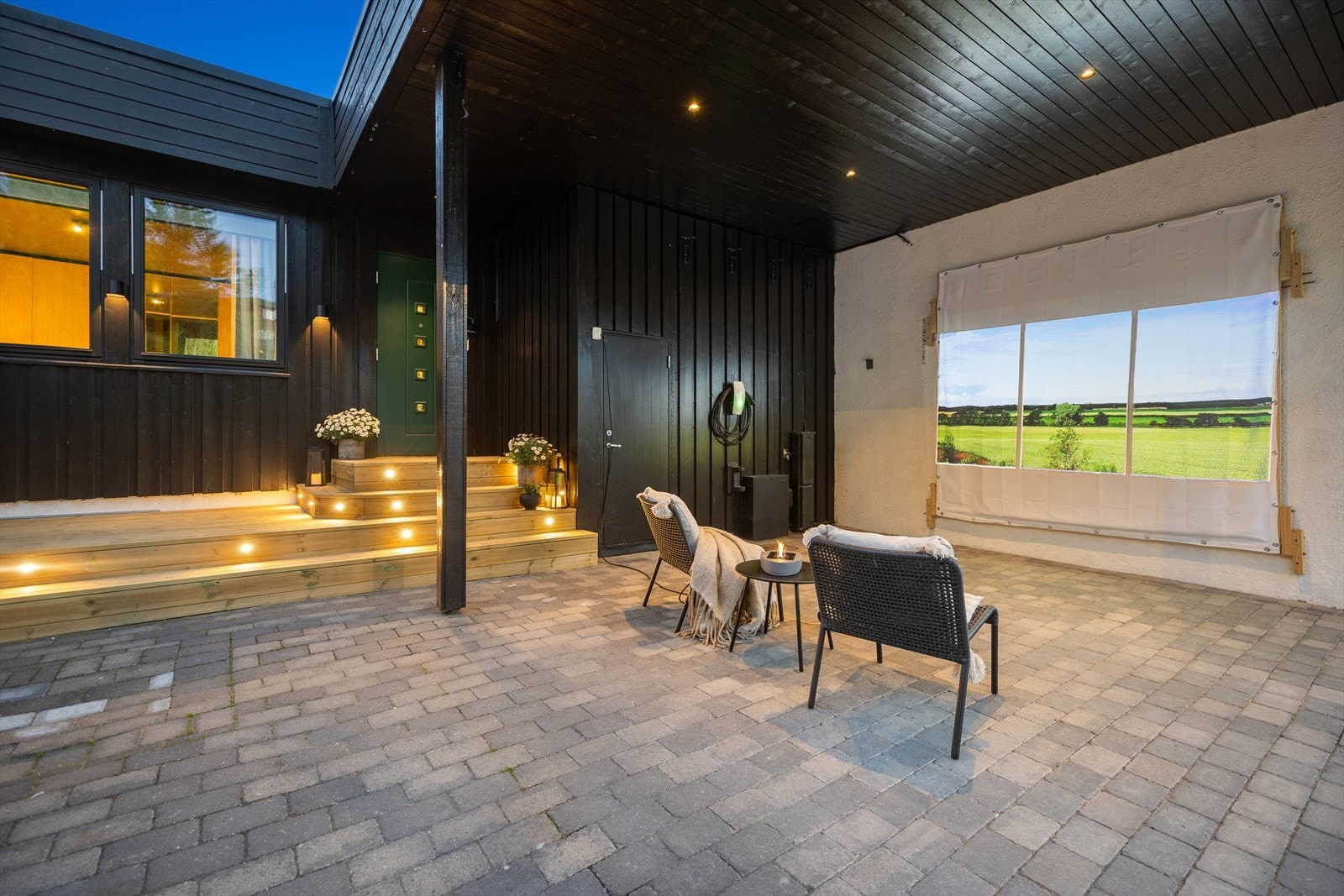 Pent lyssatt inngangsparti. Trene på utslaget i carporten? Galleribilde