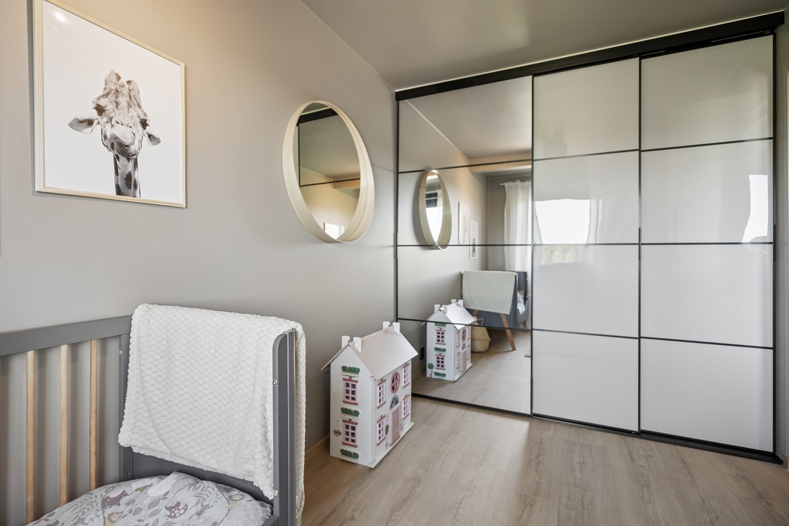 Skyvedørsgarderobe med speilfronter utnytter plassen effektivt. Galleribilde