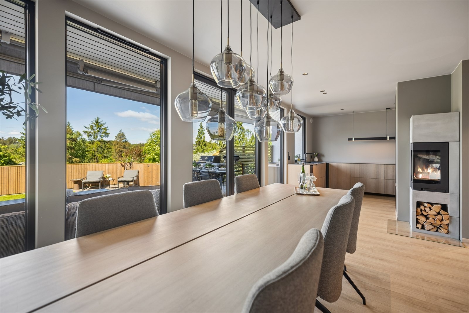 Fra spisestuen ser du rett ut i hagen og til peisen. Galleribilde