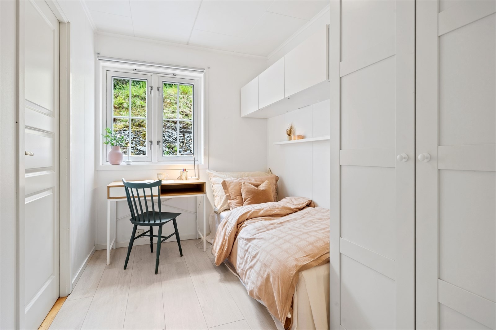 Soverom på 6,6m² med adkomst til praktisk bod Galleribilde