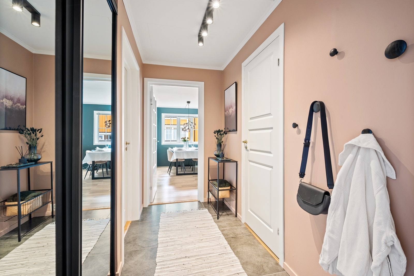 Velkommen inn! - Innbydende entré med behagelig varme i gulv Galleribilde