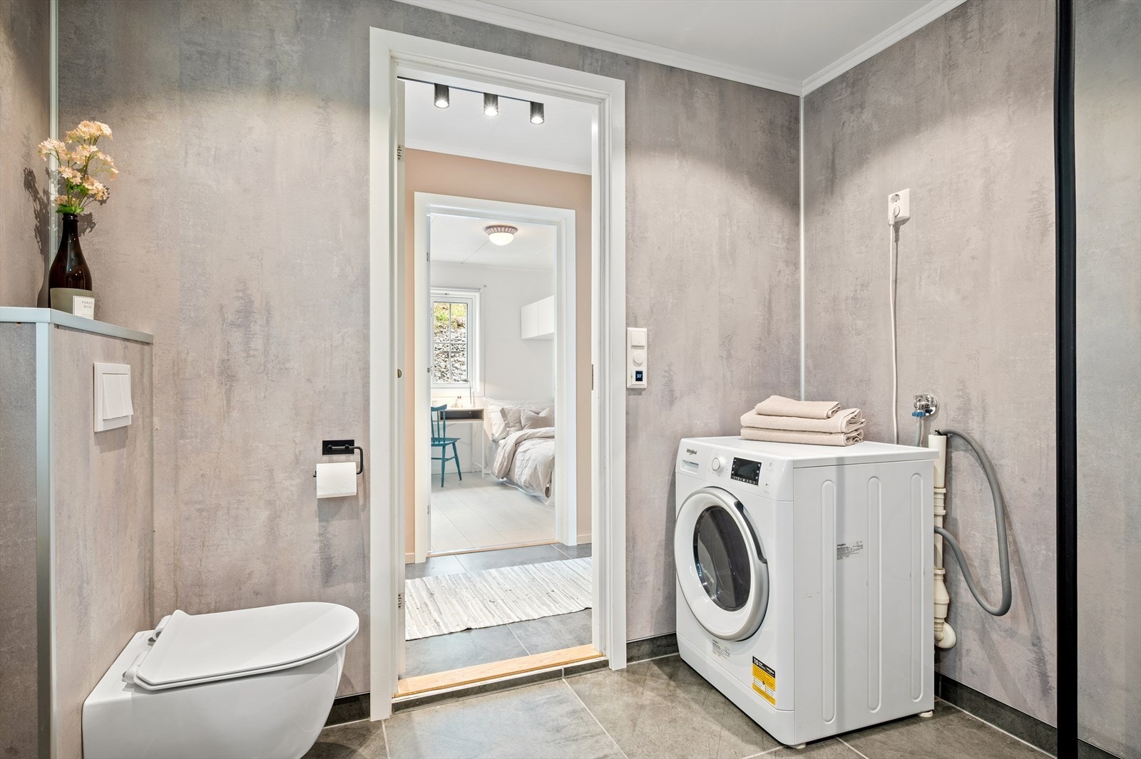 Badet er på 6m² og har varme i gulv Galleribilde