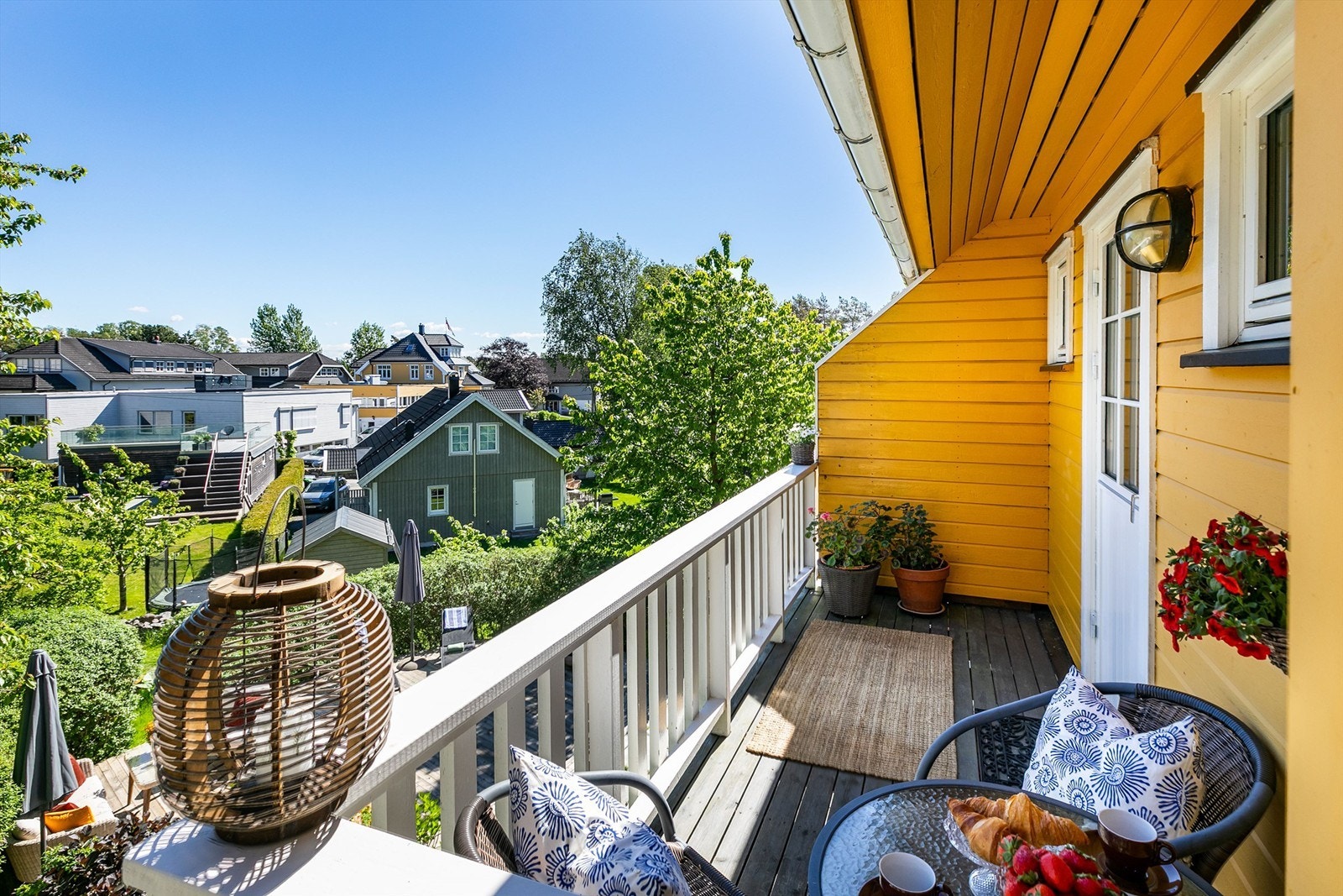 Sommerstid er den østre balkongen er fint sted for kaffe i morgensolen. Galleribilde