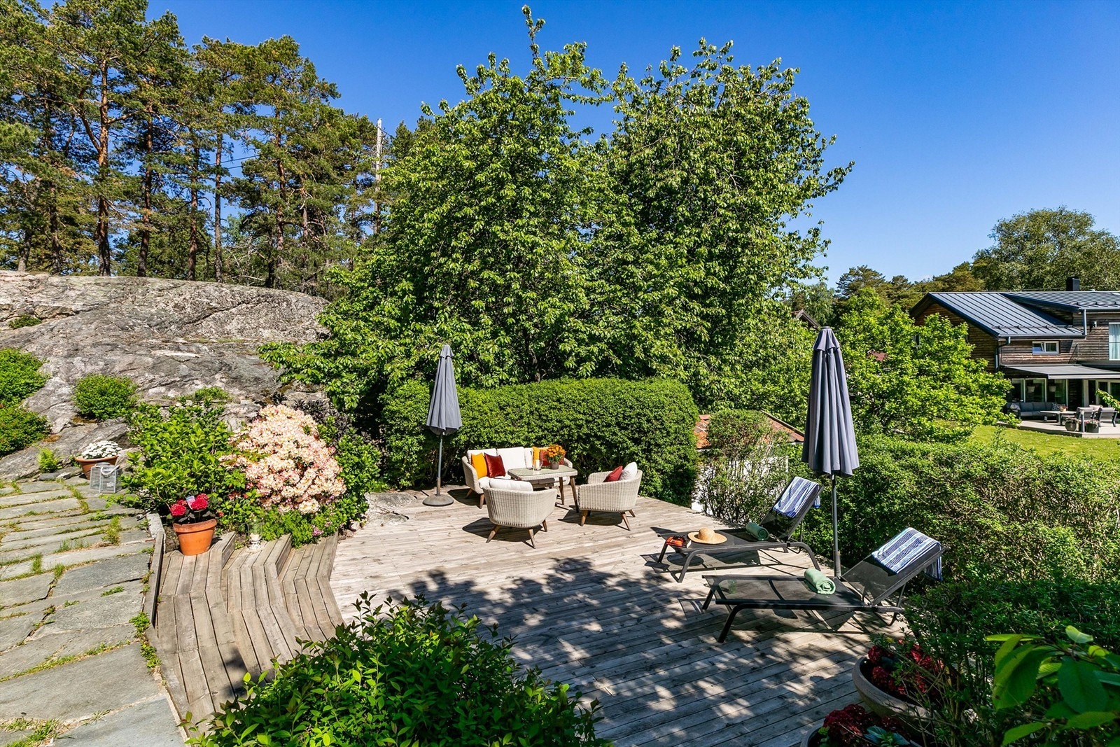 Et fredfylt sted for en rolig stund eller to i sommersolen. Galleribilde