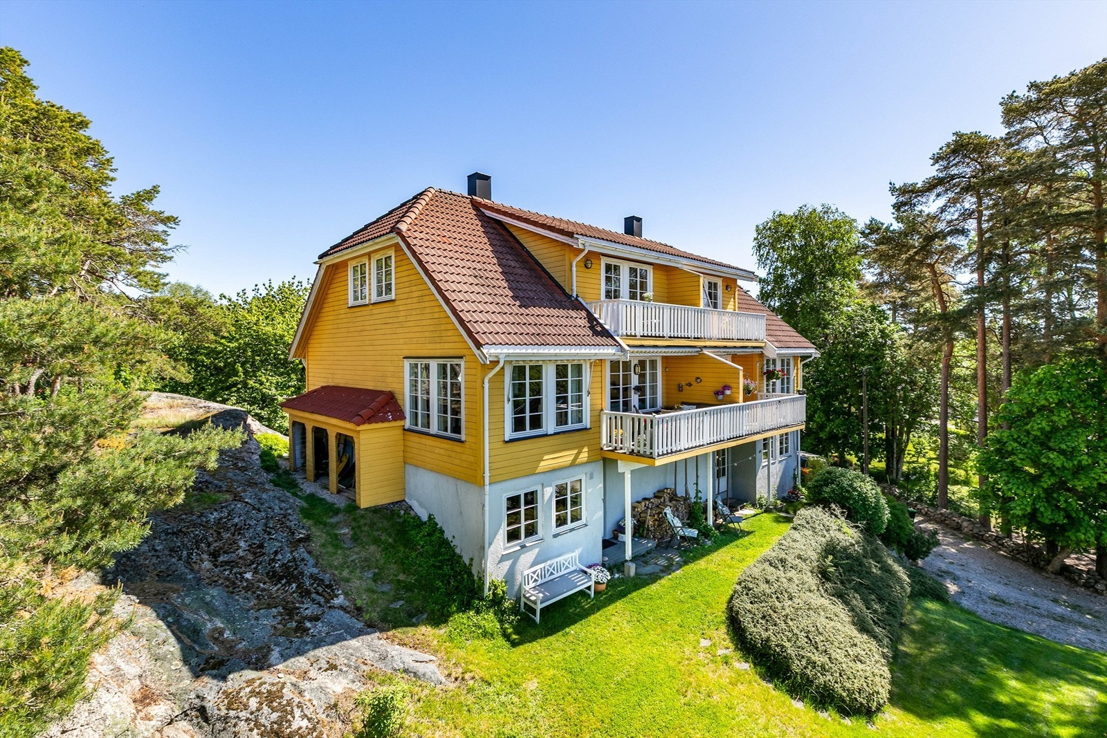 Med et innholdsrikt indre, en flott hage og flere uterom foran og bak er det lett å få følelsen av å bo i en enebolig. Galleribilde