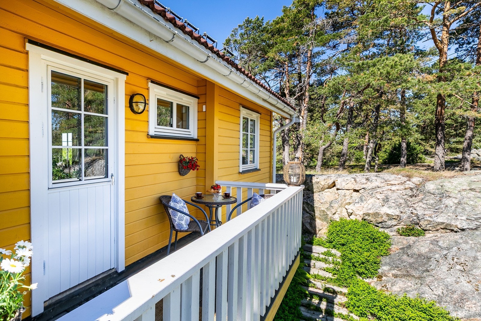 Altanen på østsiden er tilgjengelig rett fra hallen i første etasje. Galleribilde