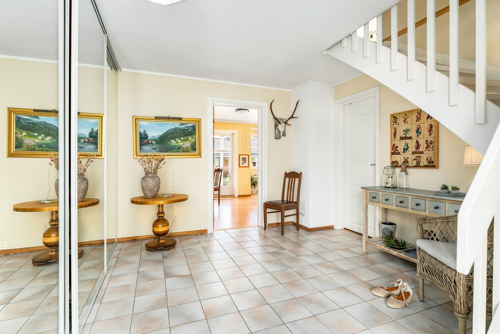 Den romslige entreen/hallen er et representativt første møte med boligens indre. Her er det god plass til å ta yttertøyet av og på for hele familien samtidig. Galleribilde