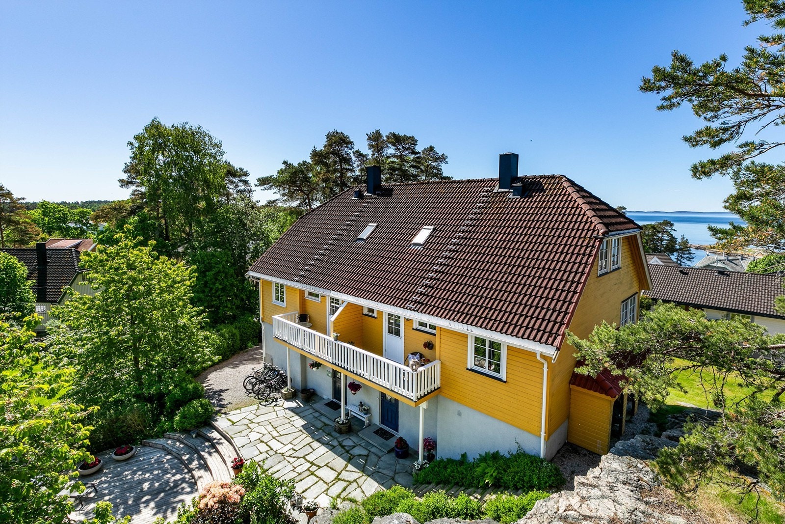 Altanen på den østre, bakre siden er i le om vinden står på fra vest. Galleribilde