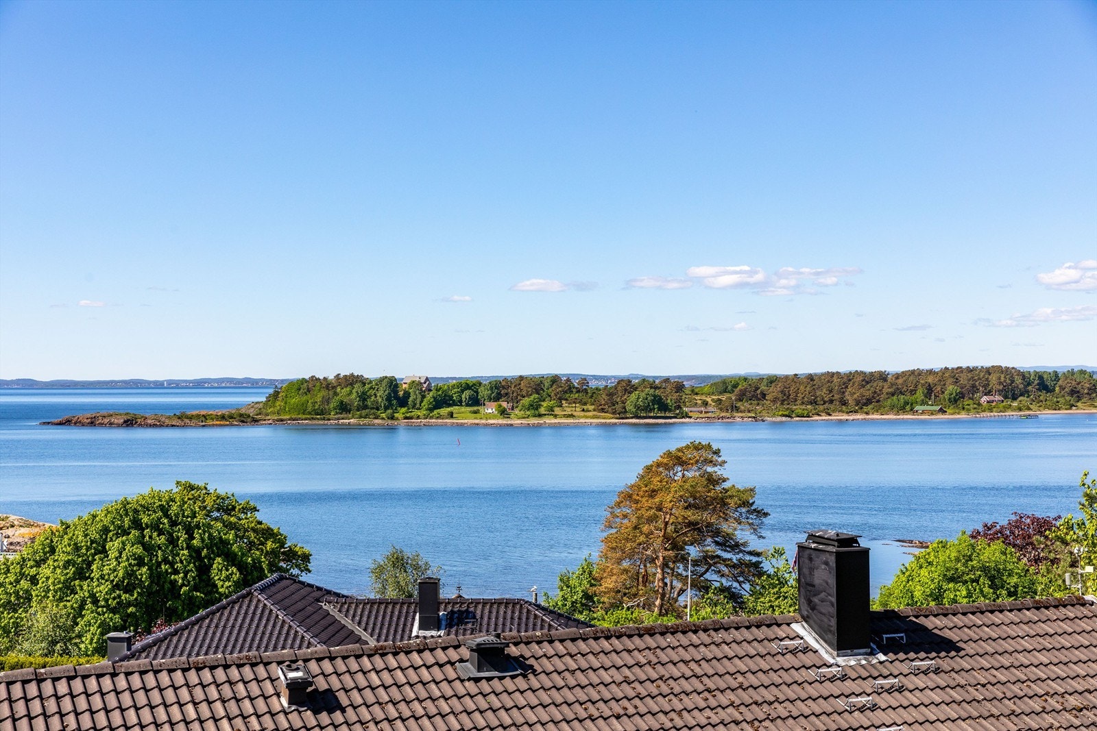 Nydelig utsikt fra balkongen over Larkollsundet til Eldøya, med Oslofjorden og Vestfold i bakgrunnen. Galleribilde