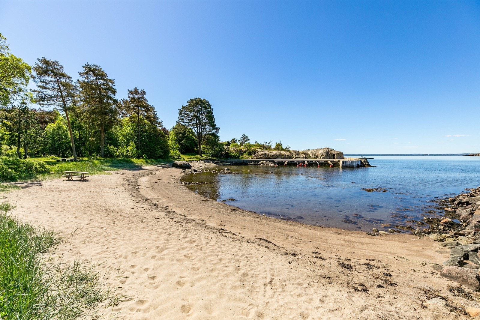 Det er mange fine badestrender i og omkring Larkollen. Duestranda er den nærmeste offentlige - rett nedenfor Hagastien. Galleribilde