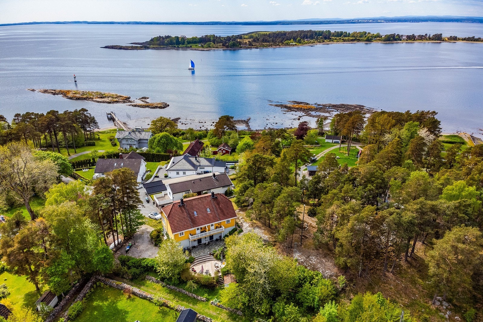 Larkollen forbindes av mange med sommer, sol og sjø. I Hagastien 5B kan du bo i kjernen av det hele, tilbaketrukket og fredelig. Galleribilde