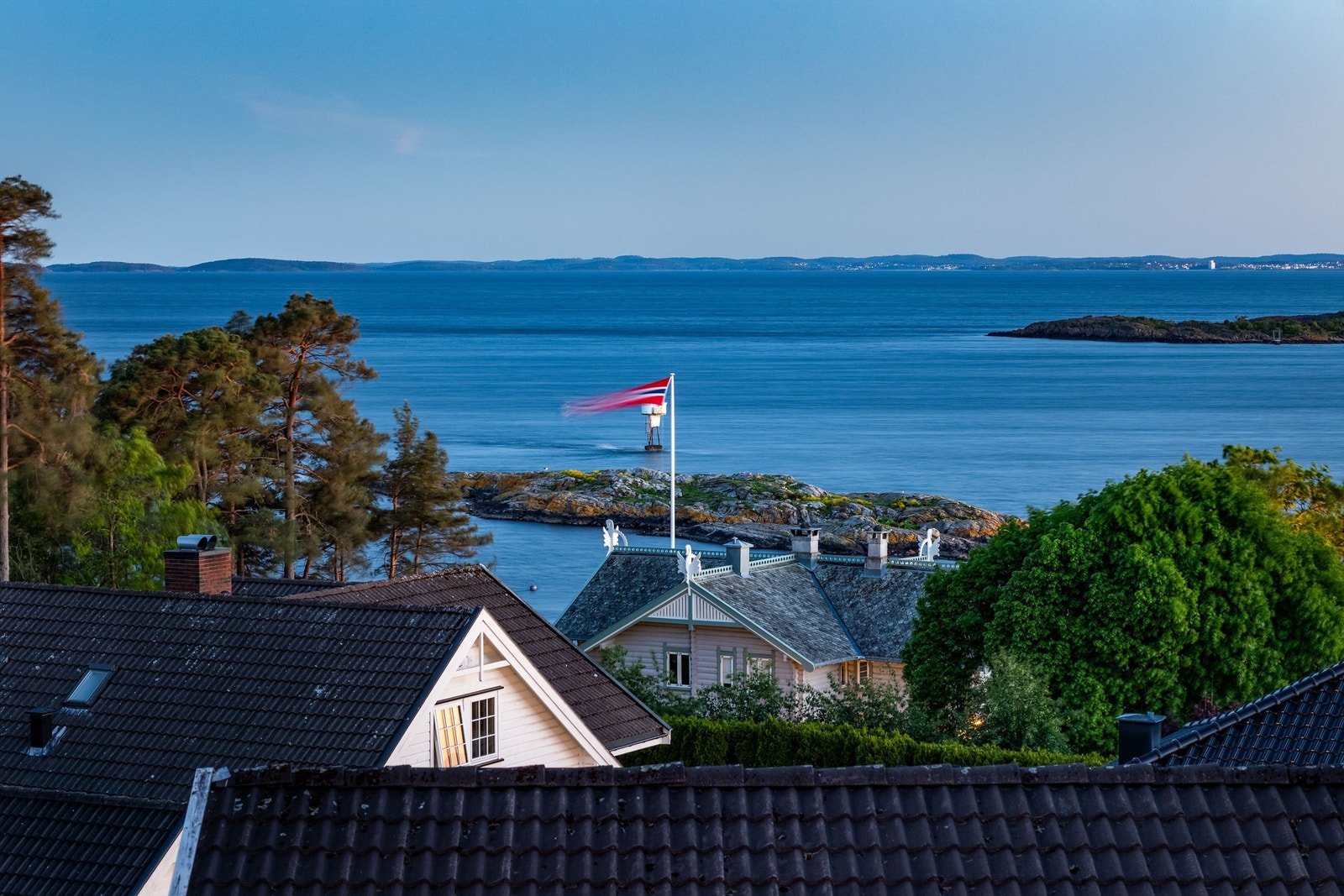 Skumringsutsikt til kystområdene av Vestfold omkring Tønsberg. Galleribilde