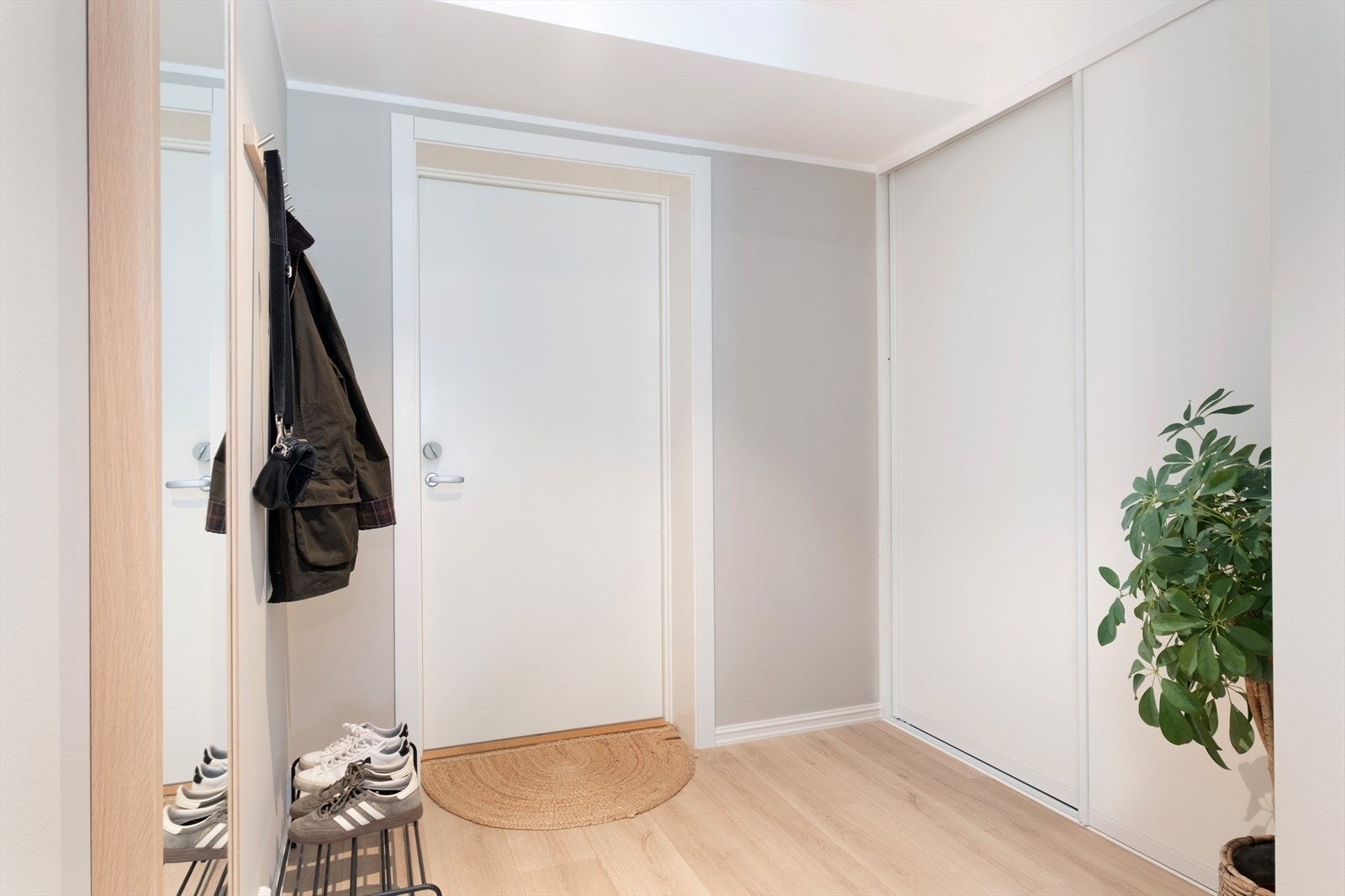 Velkommen inn - Lys og triveleg entré med god plass til å sette frå seg sko og yttertøy. Galleribilde