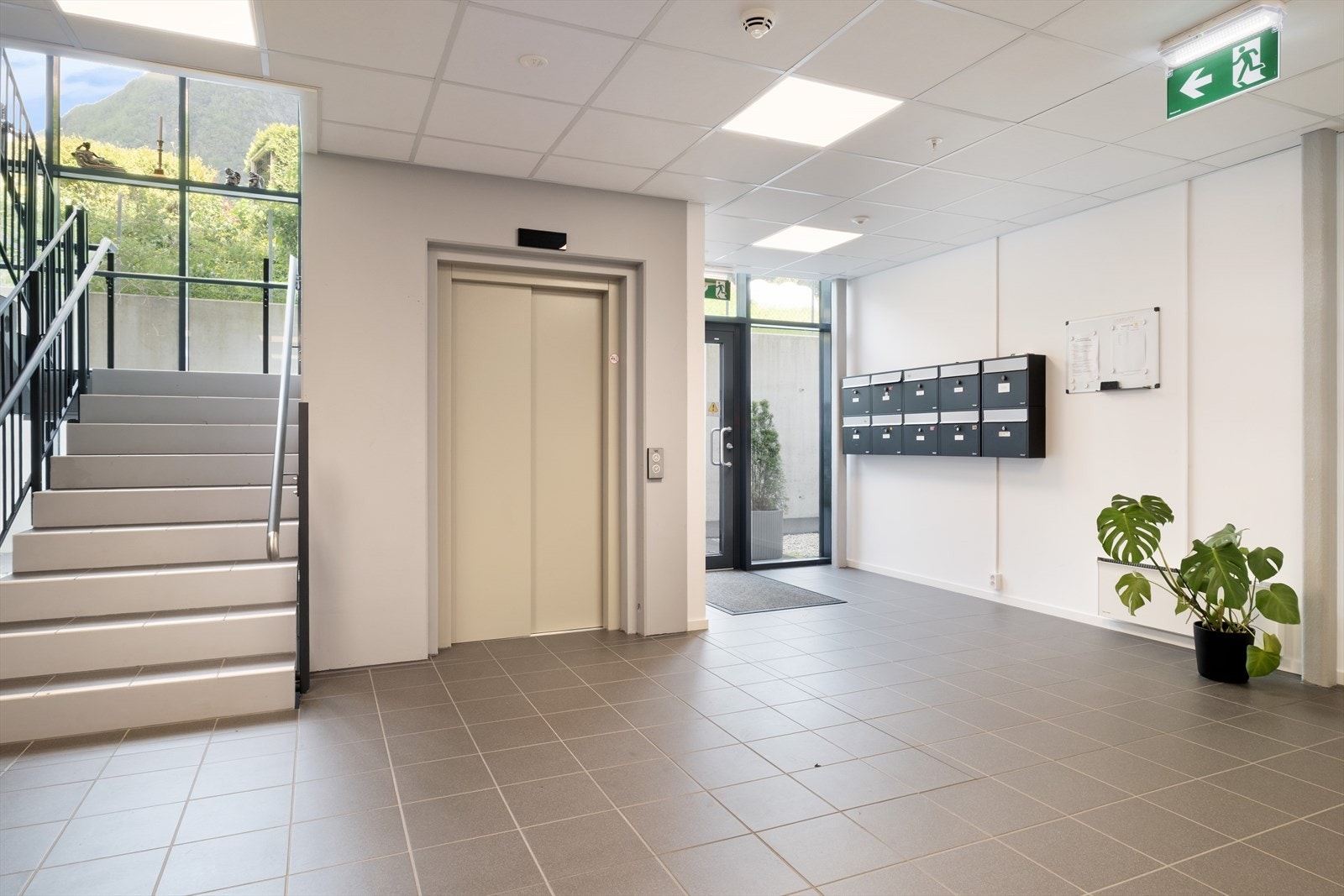 Fellesareala er velhaldne, med tilkomst til leilegheita via både trapp og heis frå garasjeanlegget. Galleribilde