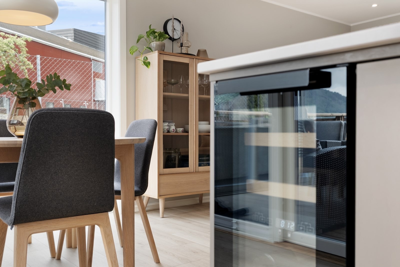 Kjøkenet er velutstyrt med integrert vinskåp, oppvaskmaskin, kjøleskåp steikeomn og platetopp. Galleribilde