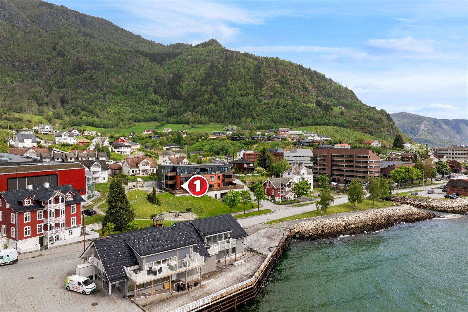 Her bur du flott og sentralt på Leikanger med kort avstand til alt du treng i kvardagen av butikkar, skule, barnehage og offentlige arbeidsplassar. Galleribilde